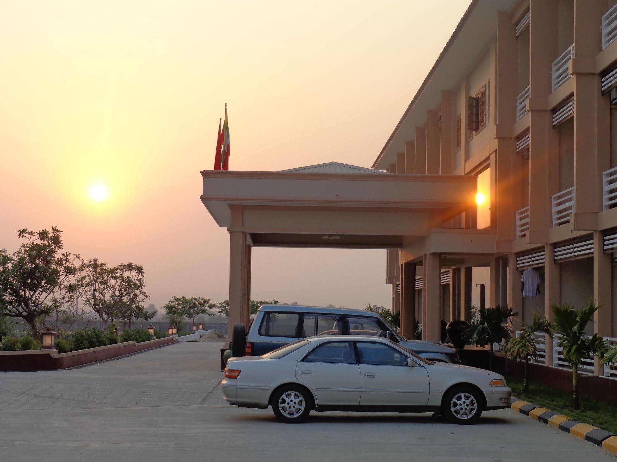 Shwe Hin Tha Hotel Naypyidaw Exterior photo